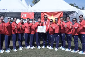 Các tay chèo Việt Nam giành Huy chương Vàng đua thuyền 10 nữ 500m. 