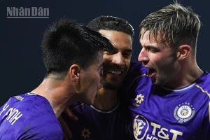 Các cầu thủ Hà Nội ăn mừng bàn thắng. (Ảnh: TRẦN HẢI)