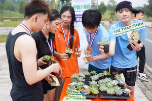 Các bạn sinh viên thích thú với các hoạt động của Dự án “Thể thao Xanh”. 