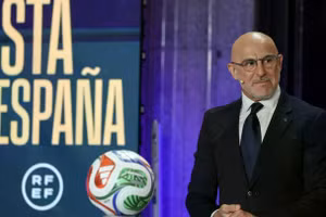 Huấn luyện viên Luis de la Fuente trong buổi họp báo công bố danh sách đội tuyển Tây Ban Nha dự World Cup 2026 (Ảnh: RFEF) 