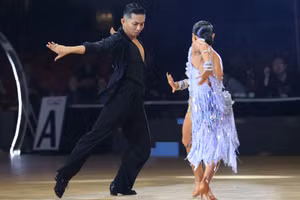 Phần thi solo điệu Samba của Phan Hiển-Thu Hương.