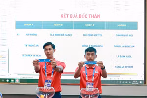 Ban Tổ chức tiến hành bốc thăm cho 16 đội vượt qua vòng loại. 