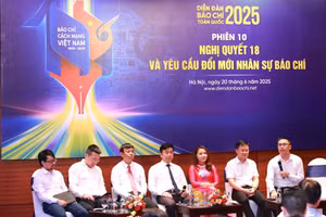 Các diễn giả tham dự phiên thảo luận. (Ảnh: QUANG HÙNG)