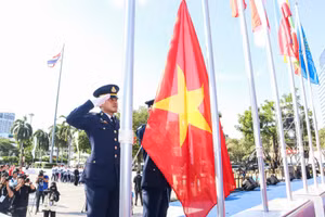 Khoảnh khắc thượng cờ của Đoàn Thể thao Việt Nam. 