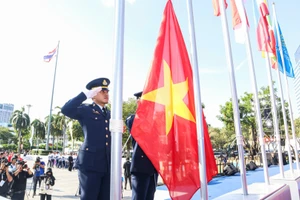 Khoảnh khắc thượng cờ của Đoàn Thể thao Việt Nam. 