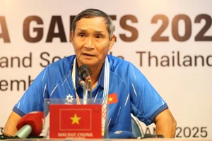 Huấn luyện viên Mai Đức Chung tại buổi họp báo sau trận thua 0-1 trước đội tuyển nữ Philippines. 