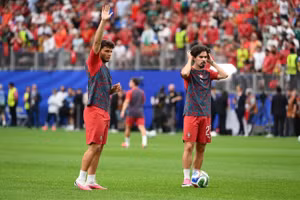 Joao Neves (trái) và Vitinha trong một tình huống đá phạt tại World Cup 2026. (Ảnh: FIFA)