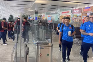 Ban huấn luyện cùng các tuyển thủ di chuyển tới nước chủ nhà Indonesia. (Ảnh: VFF)