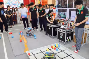 Màn trình diễn robot của các đội thi dự thi.