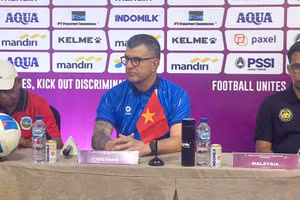 Huấn luyện viên Cristiano Roland (giữa) cùng huấn luyện viên các đội tại bảng A tham dự buổi họp báo. (Ảnh: VFF)