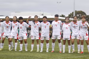 Các cô gái trẻ của bóng đá nữ Việt Nam thi đấu tự tin trước đối thủ giàu thể lực. 