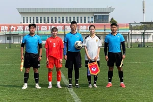 Đội trưởng hai đội cùng ban trọng tài trước trận đấu. (Ảnh: VFF)