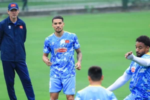 Đỗ Hoàng Hên nỗ lực cùng các đồng đội trong buổi tập. (Ảnh: MINH DÂN)