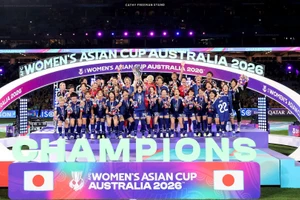 Đội tuyển nữ Nhật Bản ăn mừng cùng chiếc cúp vô địch châu Á. (Ảnh: AFC)