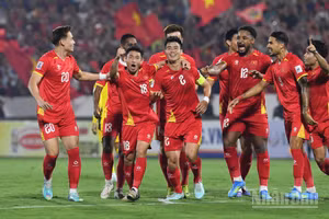 Các thành viên đội tuyển Việt Nam ăn mừng chiến thắng đậm đà trước Malaysia. (Ảnh: TRẦN HẢI)