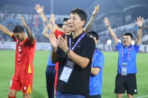 Huấn luyện viên Kim Sang Sik cùng các tuyển thủ gửi lời cảm ơn tới các cổ động viên đã tới sân Thiên Trường. (Ảnh: VFF)