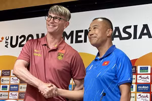 Huấn luyện viên Okiyama Masahiko (phải) và huấn luyện viên của U20 nữ Trung Quốc tại buổi họp báo. (Ảnh: VFF)