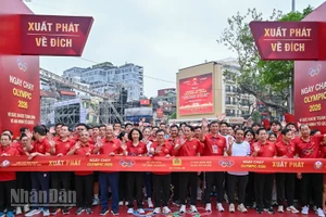Các đại biểu cùng đông đảo người dân trước vạch xuất phát Ngày chạy Olympic 2026. (Ảnh: THỦY NGUYÊN)