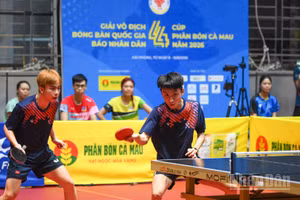 Cặp đôi nam của Hải Phòng 1 (phải) và Hải Phòng 2 tranh tài quyết liệt. (Ảnh: THẾ ĐẠI)