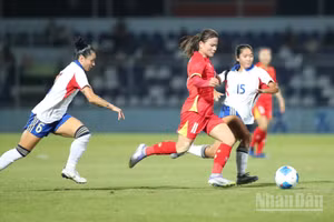 Các cầu thủ nữ Việt Nam thể hiện tinh thần thi đấu không bỏ cuộc, chiến đấu đến những phút cuối cùng.