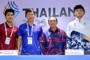 Huấn luyện viên và cầu thủ đại diện U22 Việt Nam và U22 Thái Lan tham dự buổi họp báo. (Ảnh: VFF)