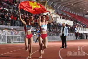 Các chân chạy Việt Nam ăn mừng Huy chương Vàng điền kinh nội dung tiếp sức 4x400m nữ, hôm 16/12. (Ảnh: HOÀNG MINH)