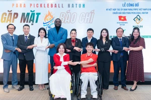 Đại diện Ban tổ chức cùng các vận động viên khuyết tật tại buổi gặp mặt báo chí. 