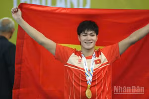 Vận động viên Trần Hưng Nguyên giành Huy chương Vàng môn bơi nội dung 200m hỗn hợp nam. (Ảnh: MINH HOÀNG)