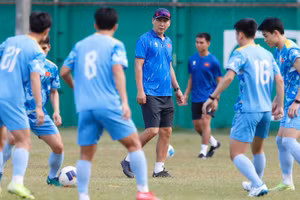Huấn luyện viên Kim Sang Sik theo sát các cầu thủ trên sân tập chuẩn bị cho trận gặp U22 Malaysia. (Ảnh: VFF)