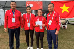 Huy chương Vàng đầu tiên của Đoàn Thể thao Việt Nam - bộ đôi Nguyễn Thị Hương và Diệp Thị Hương nhận thưởng nóng từ Trưởng đoàn. 