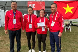 Huy chương Vàng đầu tiên của Đoàn Thể thao Việt Nam - bộ đôi Nguyễn Thị Hương và Diệp Thị Hương nhận thưởng nóng từ Trưởng đoàn. 