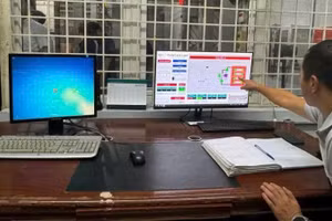 Cán bộ Trung tâm Chiếu xạ Hà Nội vận hành điều khiển quy trình chiếu xạ nông sản.