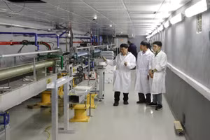 Giáo sư, Tiến sĩ Lê Hồng Khiêm giải thích cho các cán bộ trẻ của Việt Nam về thí nghiệm dùng máy gia tốc LINAC-200 tại Phòng thí nghiệm Các vấn đề Hạt nhân tại Viện Liên hiệp Nghiên cứu Hạt nhân Đubna (Liên bang Nga).