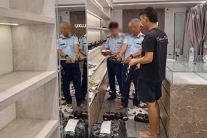 Lực lượng quản lý thị trường kiểm tra hàng hóa vi phạm tại một cửa hàng ở Hà Nội.