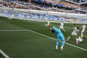 Tuyển thủ Iran sút tung lưới của New Zealand. (Ảnh: FIFA)