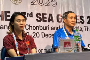 Huấn luyện viên Mai Đức Chung và đội trưởng Phạm Hải Yến tại buổi họp báo. (Ảnh: VFF)