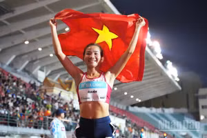 Nguyễn Thị Oanh tỏa sáng ở nội dung 5.000m nữ để mang về Huy chương Vàng điền kinh. (Ảnh: HOÀNG MINH)