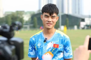 Trung vệ Hoàng Minh Hợi trả lời phỏng vấn. (Ảnh: VFF)