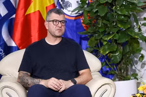 Huấn luyện viên Cristiano Roland của U17 Việt Nam chia sẻ tại trụ sở Liên đoàn Bóng đá Việt Nam. (Ảnh: MINH ĐỖ)