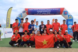 Các thành viên đội tuyển rowing Việt Nam tham gia tranh tài.