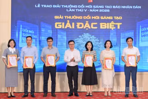 Đồng chí Lê Quốc Minh trao giải Đặc biệt cho các đơn vị đã phối hợp triển khai “Chương trình nghệ thuật chính luận: Tổ quốc trong tim”. (Ảnh: THẾ ĐẠI)