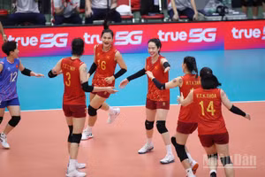 Các cô gái Việt Nam nhận Huy chương Bạc sau khi thua sát nút Thái Lan 2-3. (Ảnh: HOÀNG MINH)