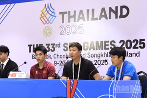 Huấn luyện viên Kim Sang Sik và cầu thủ Nguyễn Đình Bắc tại buổi họp báo sau trận đấu chiều 15/12. (Ảnh: XUÂN SƠN)