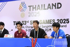 Huấn luyện viên Kim Sang Sik và cầu thủ Nguyễn Đình Bắc tại buổi họp báo sau trận đấu chiều 15/12. (Ảnh: XUÂN SƠN)