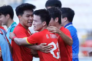 Thanh Nhàn ăn mừng cùng các đồng đội sau chiến thắng kịch tính. (Ảnh: HOÀNG MINH)