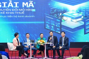 Đại diện các cơ quan quản lý, chuyên gia giải đáp thắc mắc của các hộ kinh doanh. 