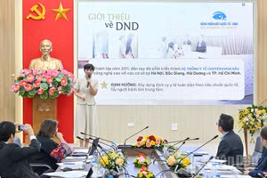 Hội đồng Giám khảo lắng nghe phần thuyết trình, sau đó phản biện và đối thoại với đại diện dự án tại Vòng Chung kết, ngày 15/11. (Ảnh: THỦY NGUYÊN)