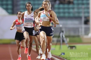 Hoàng Thị Oanh vượt các đối thủ trên đường chạy. (Ảnh: HOÀNG MINH)