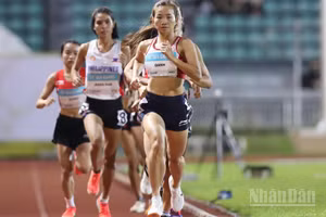 Hoàng Thị Oanh vượt các đối thủ trên đường chạy. (Ảnh: HOÀNG MINH)