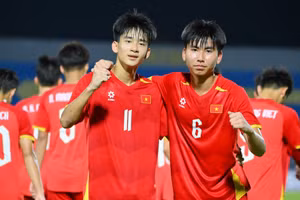 Các tuyển thủ U17 Việt Nam ăn mừng bàn thắng. (Ảnh: VFF)